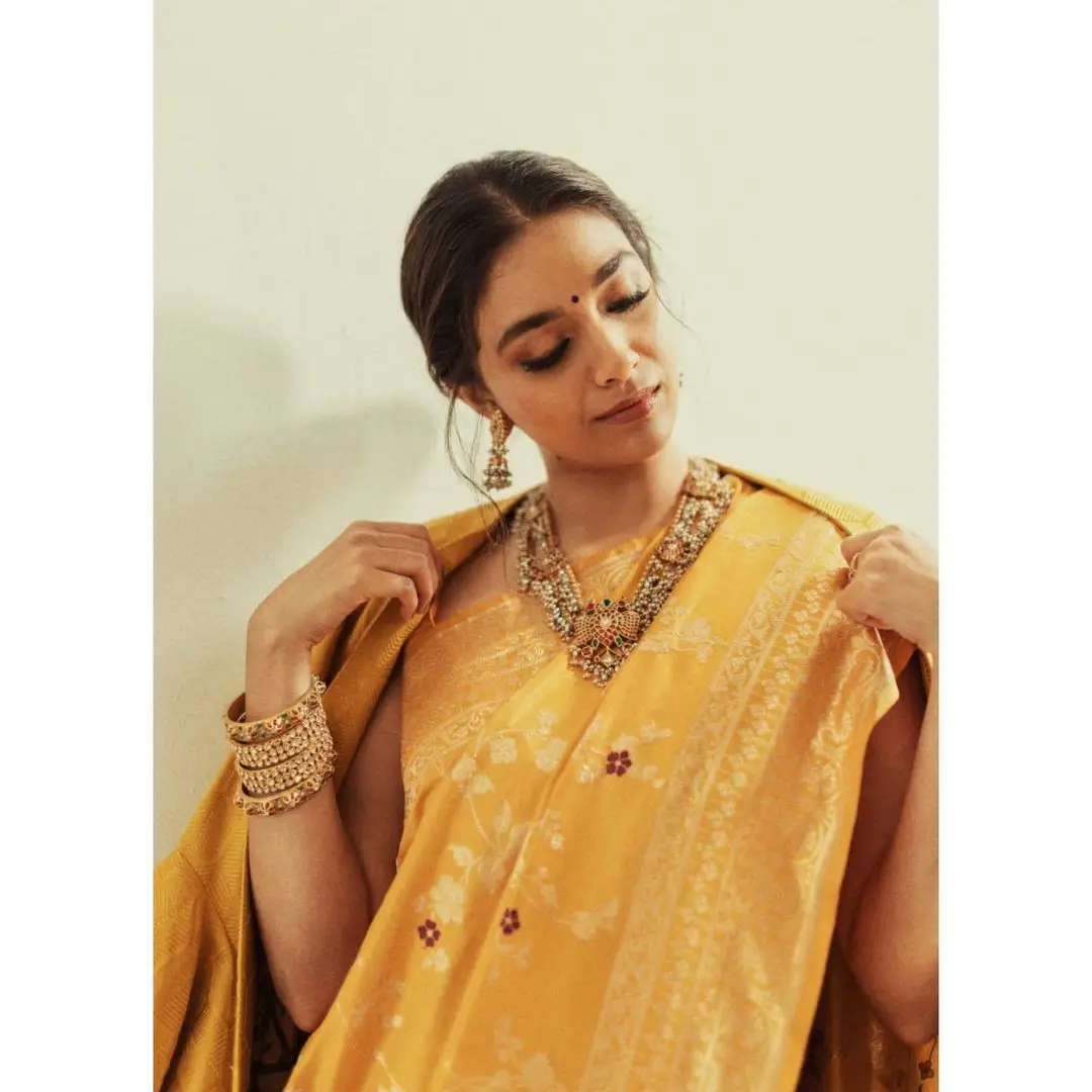 MALAYALAM ACTRESS KEERTHY SURESH PICS IN YELLOW SAREE BLOUSE 4